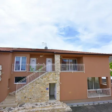Gemuetliches In Tar Mit Garten, Gemeinschaftlichem Pool Und Grill Apartman