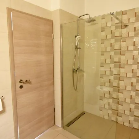 Gemuetliches In Tar Mit Garten, Gemeinschaftlichem Pool Und Grill Apartman