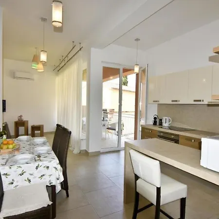 Apartment Gemuetliches In Tar Mit Garten, Gemeinschaftlichem Pool Und Grill