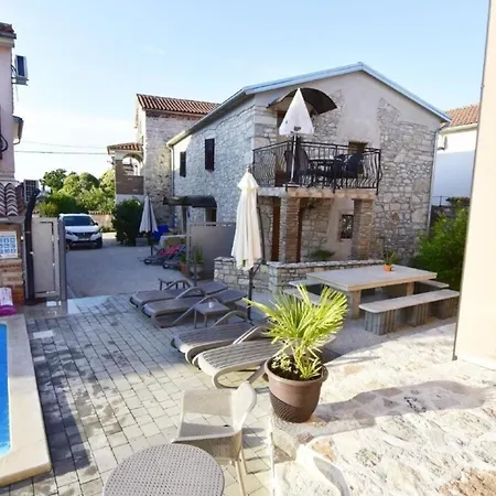 Gemuetliches In Tar Mit Garten, Gemeinschaftlichem Pool Und Grill Tar-Vabriga