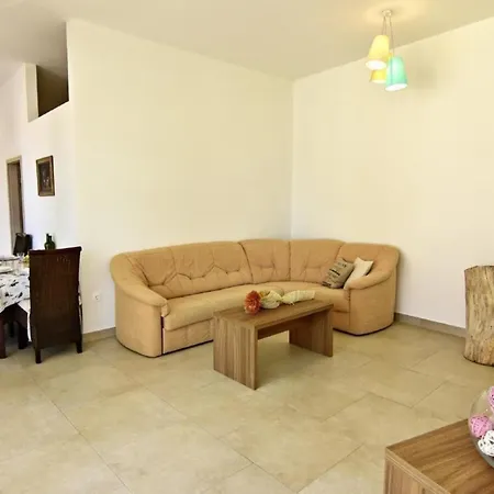 Apartment Gemuetliches In Tar Mit Garten, Gemeinschaftlichem Pool Und Grill *