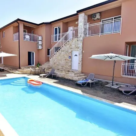 Gemuetliches In Tar Mit Garten, Gemeinschaftlichem Pool Und Grill *