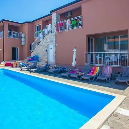 Gemuetliches In Tar Mit Garten, Gemeinschaftlichem Pool Und Grill Apartment Tar-Vabriga
