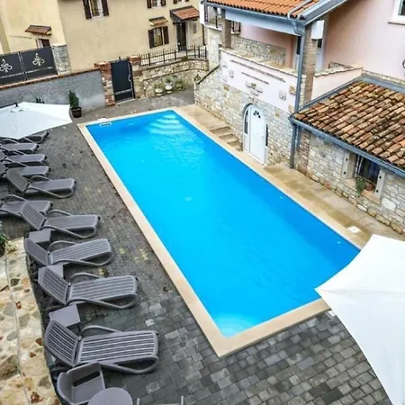 Gemuetliches In Tar Mit Garten, Gemeinschaftlichem Pool Und Grill Apartmán
