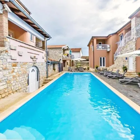 Gemuetliches In Tar Mit Garten, Gemeinschaftlichem Pool Und Grill Apartment Tar-Vabriga